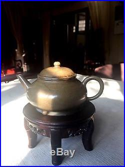 Antique chinese teapot yixing 19 th C. (3 Legs) Dragon Marked. Low reserve