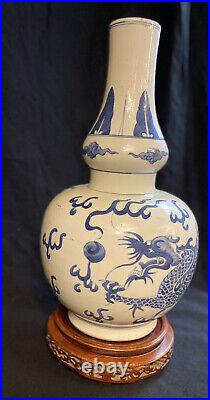 Chinese Antique Porcelin Qing Dynasty Kangxi Blue & White Dragon Vase 17th C