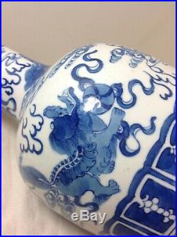 Chinese porcelain bottle vase Blue White Foo Dog Qing dynasty kangxi jar dragon