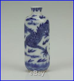 FINE ANTIQUE 19thC CHINESE BLUE & WHITE PORCELAIN SNUFF BOTTLE WITH DRAGON