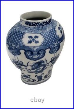 Old Chinese Dynasty Blue and White porcelain glaze Dragon bottle jar pot Vase