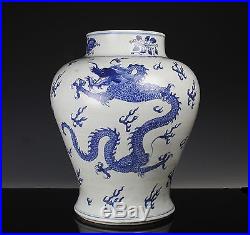 WONDERFUL ANTIQUE CHINESE BLUE AND WHITE PORCELAIN JAR WITH DRAGONS KANGXI