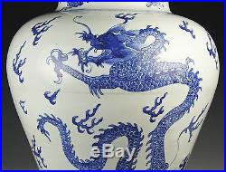 WONDERFUL ANTIQUE CHINESE BLUE AND WHITE PORCELAIN JAR WITH DRAGONS KANGXI